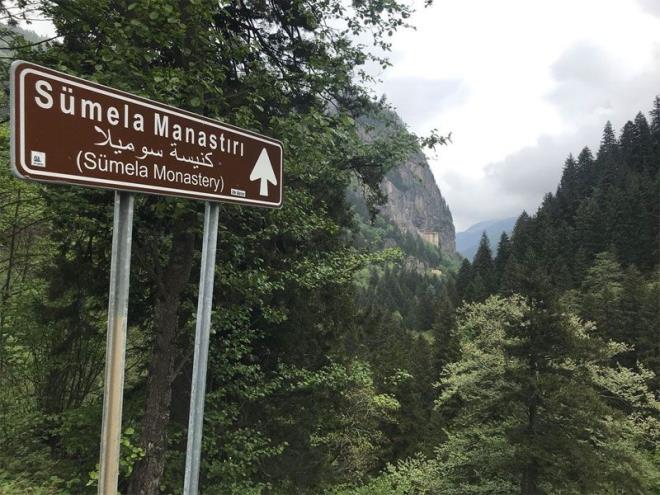 Smela Manastrnn erkek manastr olduunu kaydeden Kse, ?Sarp bir corafya ve ok your kar yandan dolay yaamn zor olduu bir blge. Dolaysyla Smela Manastr erkek manastrdr. Kaytlara gemi herhangi bir rahibenin Smela Manastrnda olmadn biliyoruz ve zaten yoktur. Smela Manastrna bal Kospidiyos Ky?nde bir kzlar manastr olduunu biliyoruz. Dier bir manastrda Zigana Dalar?nn eteklerinde, vadinin bugnk Kiremitli Ky yaknlarnda bulunmaktayd. Bu manastr 1858 ylnda tekrar kullanma sokulmutu ve bu manastr Vazolen Manastrna balyd. Altndere Vadisi ve Kiremitli Vadisinde bulunan her iki manastrda sadece rahibeler yayordu. Saylar da ok fazla deildi? dedi.