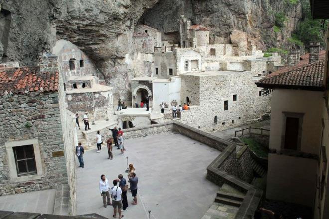 ?Manastrlarda, bal olduklar Metropolitlik ya da Bapiskoposluklar tarafndan grevlendirilen idareciler bulunur. Fakat manastr ileyiini ve gerekli ileri yapmakla keiler grevlidir. Kzlar Manastrlar?nda da ayn uygulama ve hiyerari mevcut olmakla birlikte, manastr ileri ve ileyiten rahibeler sorumludur.