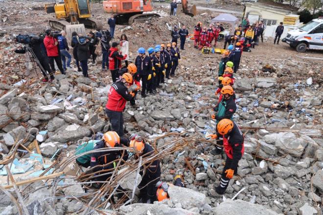 Eski haritada nc derece deprem blgesinde gsterilen Eyp ve Saryer ilelerinin ise yer ivmesi deerlerinde nemli artlar olduunun grldn aktaran zmen, bu artn Eyp ilesi iin yzde 80'i, Saryer ilesi iin de yzde 50'yi bulduunu syledi.