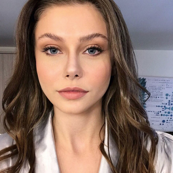 Adn 'Prangal Yarim' adl sinema filminde duyuran gen oyuncu, Aylin Vezirolu Selin karakteriyle Yasak Elma dizisine dahil oldu. Peki ilk dizi projesiyle karmza kmaya hazrlanan Aylin Vezirolu kimdir?