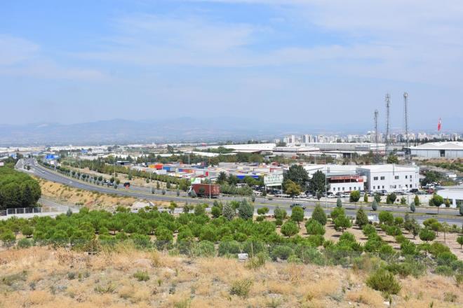 Alman devinin, otomotiv sektrnde yan sanayinin olduka gelitii Manisa'da retime scak bakmasnn bir baka nedeni ise Trkiye'nin fabrika kuracak olan irketlere sunduu tevikler ve ii maliyetlerinin Avrupa lkelerine kyasla dk olmas. Manisa Esnaf Sanatkarlar Odas ve Manisa Emlak Mavirleri Dernei Bakan Bahattin Akyz de bu yatrmla ilgili olarak unlar syledi:    "Manisa, sanayi ehri. Byk g alan bir il. 5 bin iinin alaca bir potansiyelden bahsediyoruz. Manisa'da yneticilerin buna hazrlkl olmas lazm. Orada alan insanlar Manisa'da barndrmalyz. Manisa'daki imar revize uygulamas sorunu yllardr kanayan yaradr. ki merkez ile ve Bykehir Belediyesi'nin ksa zamanda bu imar sorununu zmesi gerekir. Manisa'da kiralk ev sknts yaanyor. Kiralar ok yksek. Ev fiyatlar da yksek. zm hzl ekilde bulunmal. Manisa'nn bu nimeti kaybetmemesi gerekir. mar alrsa konut fiyatlar fazla etkilenmez. Bina yaplacak arsa sknts var. Talep arz ok Manisa'da. Yunusemre'ye TOK'ler yaplyor ama yetersiz."