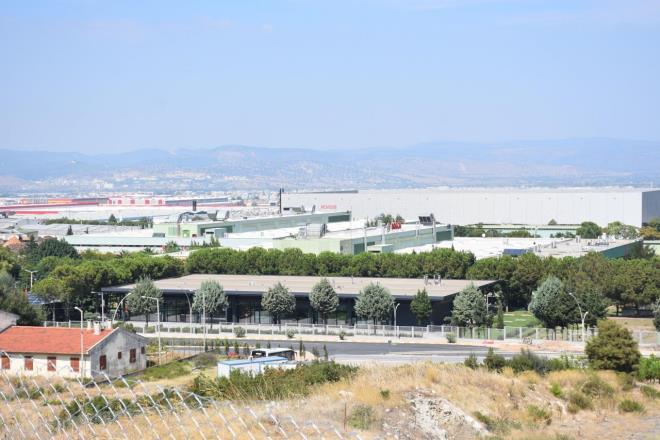 Manisallarn zverili alan ve retime kymet veren bir yapya sahip olduunu syleyen Alolu, kentin limanlara yakn olmas nedeniyle her adan nemli kriterlere sahip olduunu belirterek, yle konutu:    "Tm irketlerin amac kar gtmektir. Parann ilk bulunduu Manisa, ticari olarak kutsal topraklara sahiptir. Volkswagen'in bu yatrm ihracat da artracaktr. Biz hem lkemiz, hem Ege Blgesi'nin ihracatna katk salyoruz. Ne kadar artacan zaman gsterecek. Ama biz yabanc yatrmclara ev sahiplii yapmaya hazrz. Manisa corafi konumu ve altyaps olarak yatrma uygundur."