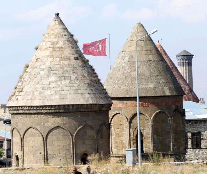 Erzurum'da Saltuklular, Anadolu Seluklu Devleti, lhanllar ve Osmanl mparatorluu dnemlerinde yaplan 20 civarnda nadide kmbet ve trbe, Trk tarihinin paha biilmez hazineleri arasnda bulunuyor.