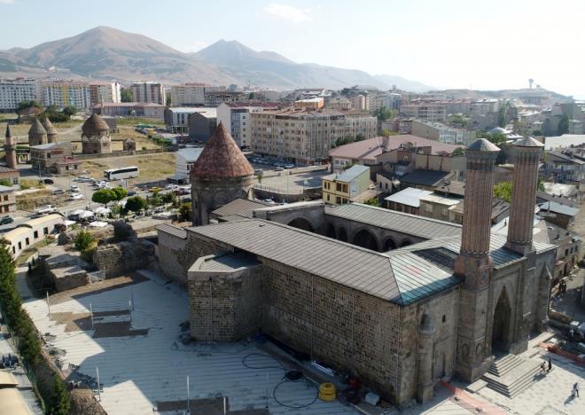 Kentin farkl noktalarnda yer alan  Kmbetler ile Habib Timurta Baba, Rabia Hanm, Cimcime Hatun, Karanlk ve Gml'nn de aralarnda bulunduu ok sayda kmbet ve trbe, ait olduklar dnemin ta ssleme ve estetik anlaynn rneklerini barndryor.