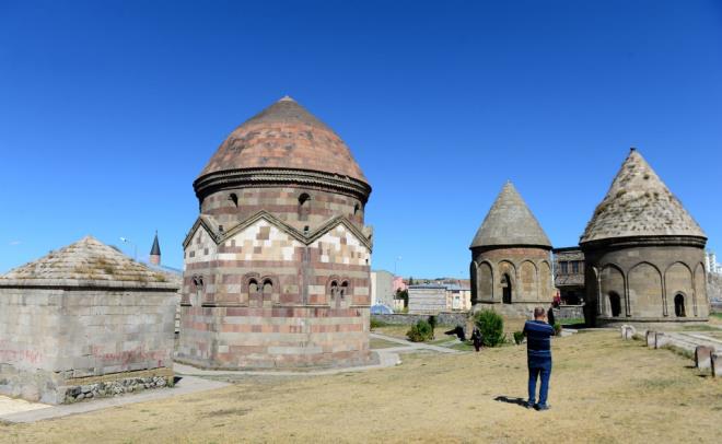Nerede trbe grrseniz anlayn ki orada Trkler vardr. Kmbet ve trbeler gemie k tutmak asndan nemli yaplardr.
