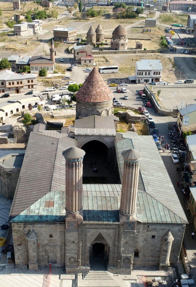 Trk tarihi ve geleneklerinde nemli yer tutan kmbet ve trbeler, misafirlerini adeta gemiten bugne uzanan bir yolculua karyor.