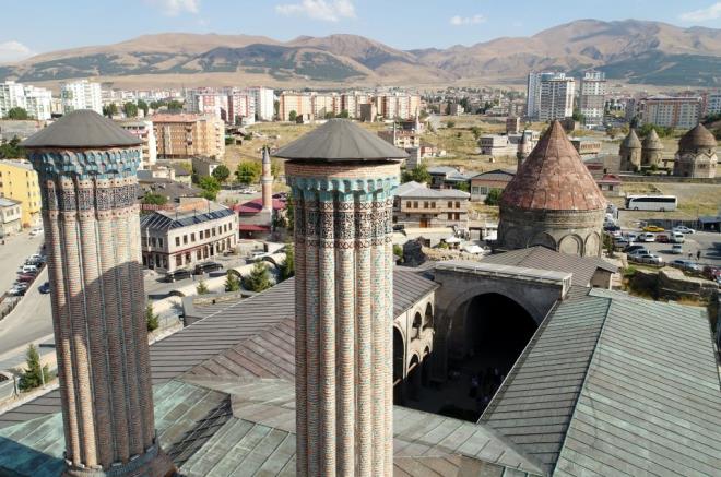 " Kmbetler, kentin Trk dnemine ait ilk eserlerinden"<br>    Atatrk niversitesi Edebiyat Fakltesi Sanat Tarihi Blm retim yesi Prof. Dr. Hseyin Yurtta, AA muhabirine yapt aklamada, Erzurum'da Trk dnemine ait ilk eserlerin Saltuklulara ait olduunu, " Kmbetler" eklinde anlan mezar antlar topluluunun bir blmnn bu dnemde yapldn belirtti.