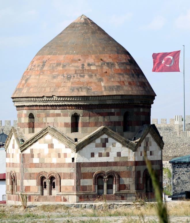 Blgeler aras ulam imkanlarnn yan sra su kaynaklar ve tahl retimi iin msait ovalaryla Anadolu'nun en nemli yerleim alanlarndan Erzurum, nemli tarihi yaplaryla dikkati ekiyor.