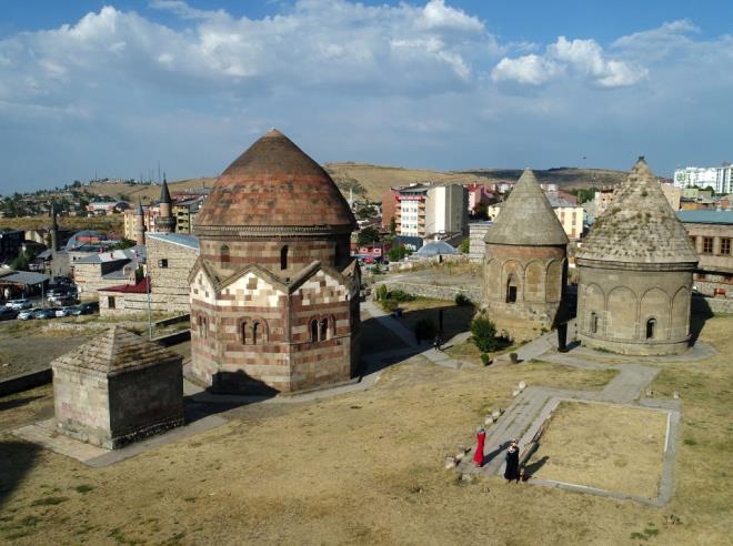 "Nerede Trbe grrseniz anlayn ki orada Trkler vardr"<br>    Kmbetlerin mezar antlar olduunu, trbelerin de ekil ve mimari itibaryla yapm dnemlerine ait farkllklar barndrdn belirten Yurtta, unlar kaydetti: