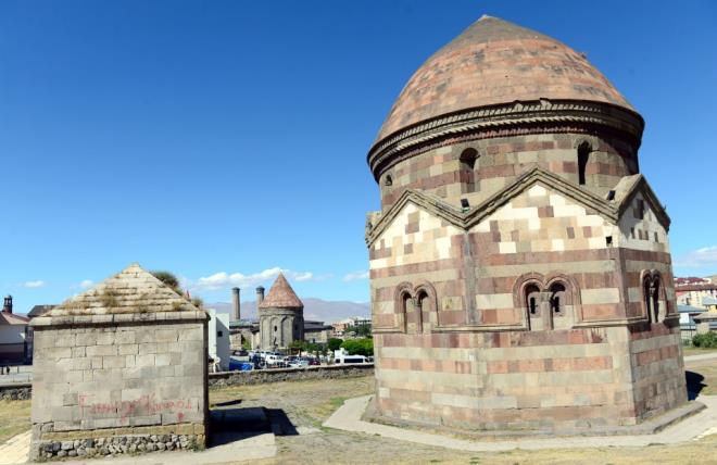"slamiyet her ne kadar mezar zerine yap yapmay ho grmemise de bir gelenek de var.