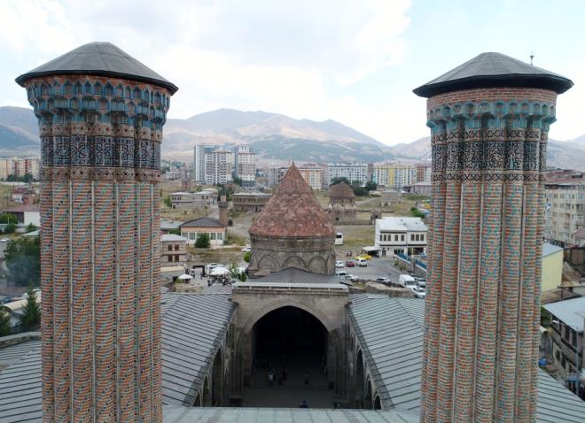 Bu alandaki Emir Saltuk Trbesi'nin Anadolu trbe mimarisinin ilk ve nadide rneklerinden olduunu anlatan Yurtta, "Mezar ant mimarisi itibaryla Emir Saltuk Trbesi gibi Anadolu'da baka bir yap yok. Daha sonra Anadolu Seluklu trbe mimarisi olarak deerlendirebileceimiz bir mezar ant yapma gelenei olumu." dedi.