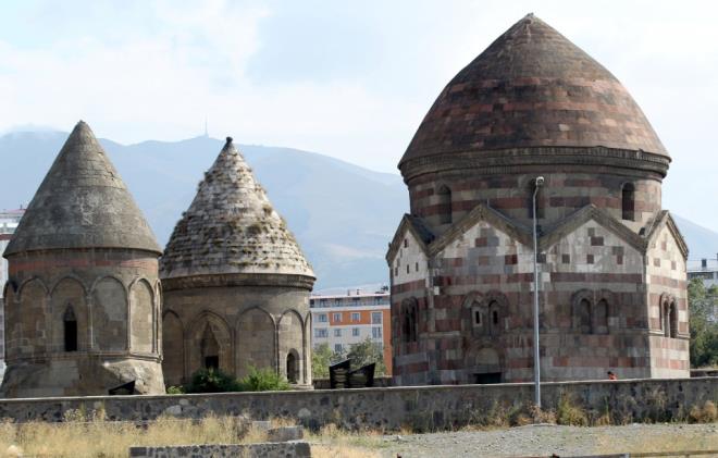 Yrede hkm sren Saltuklular, Anadolu Seluklu Devleti, lhanllar ve Osmanl mparatorluu dnemlerinde yaplan ve bugne ulaan en nemli eserlerin banda kmbet ve trbeler yer alyor.