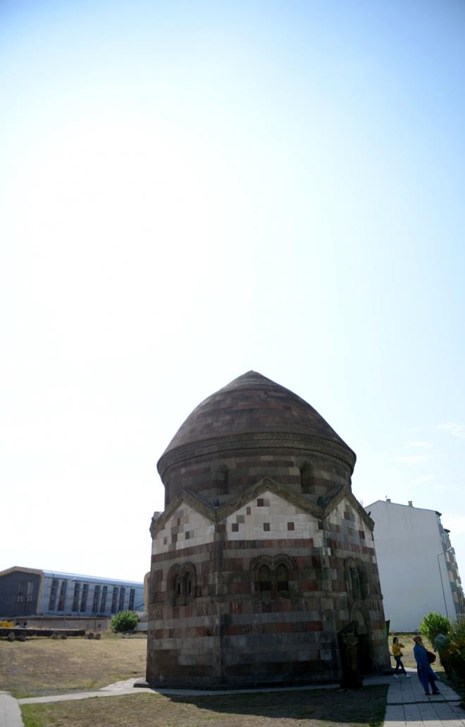 Trkiye'de vatandalar mezar antlarna son derece saygl yaklar.