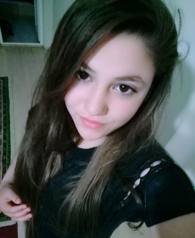 Hnl ailesi de kzlarn bulmak iin seferber oldu. El ilanlar bastrarak, kentin eitli yerlerine asan aile bireyleri, Derya'y grenlerden polise bildirmelerini istedi.