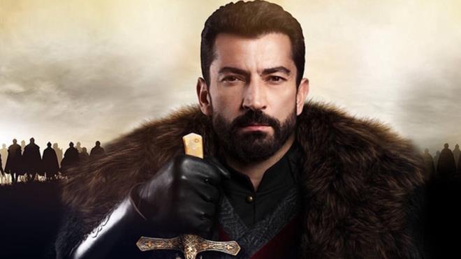 nl oyuncu Kenan mirzalolu, uzun sredir ekranlardan uzak. Dizilerde oynamasn bekleyen hayranlar, her sezon byk bir heyecanla ondan gelecek haberin peine dyor.    Getiimiz sezon banda byk bteli ?Mehmed Bir Cihan Fatihi? isimli iddial bir projede yer almt. Ancak Kanal D?nin bu projesi ne yazk ki tutmad ve dizi bir ka blm sonra ekrandan kaldrld.    Kenan mirzalolu hayranlarnn hevesi de kursanda kald adeta!