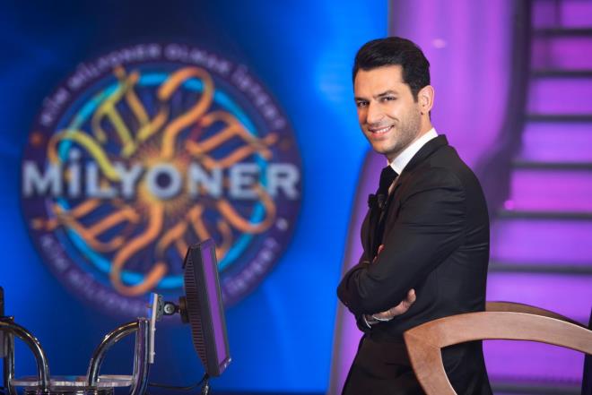 Malum uzun sredir yarmay bir baka oyuncu isim Murat Yldrm sunmaktayd. Yldrm, yeni sezonda dizide oynamaya karar verince koltuk bo kald ve yine popler bir oyuncu ile doldurulmas gndemde anlalan!    Bu kez o isim Kenan mirzalolu olacak gibi duruyor! nk son gelen haberlere gre mirzalolu?na sunuculuk iin blm ba 250 bin TL teklif edildii konuulmaktayd.    Grnen o ki Kenan mirzalolu bu cazip teklifi reddedemedi! Zira Maral dizisinden gelen teklifi kabul etmedii ynnde kulis bilgileri dolamakta.ok yaknda bu konuyla ilgili ayrntlar gndeme gelecektir ama gelimeler Kenan mirzalolu?nun Maral dizisi yerine Kim Milyoner Olmak ster yarmasnn sunuculuunu kabul etmesi ihtimalini gsteriyor.