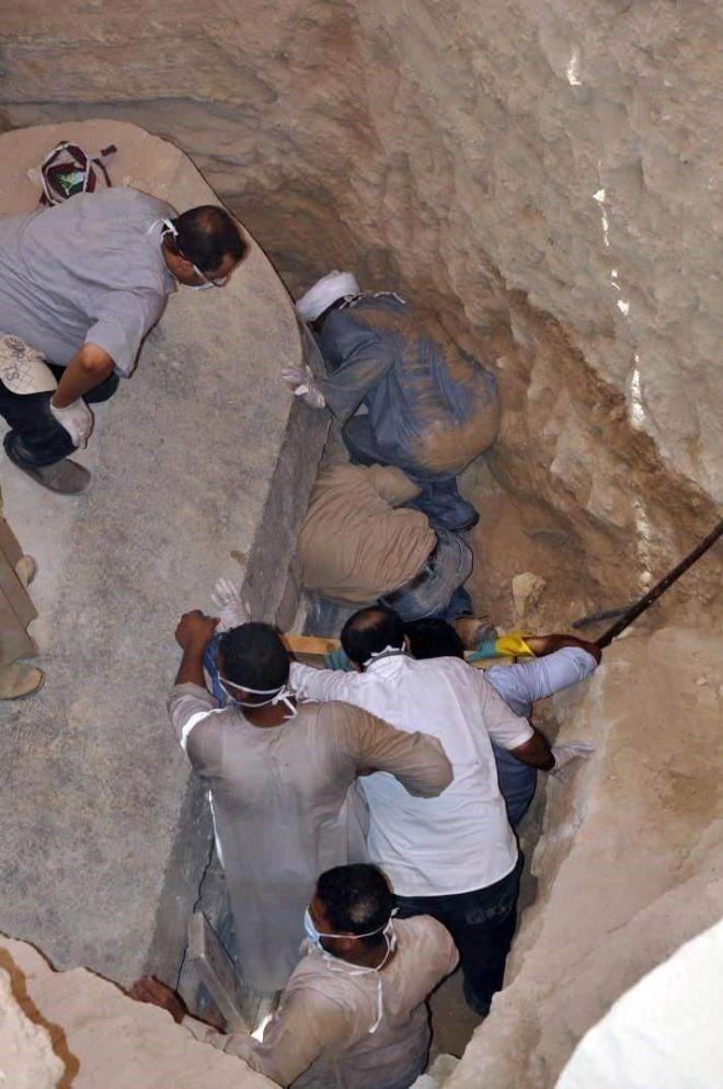 Lahitin bir yznde oluan atlak nedeniyle kanalizasyon suyuyla dolmu olduunu bildiren aratrmaclar,bu durumun mumyalara zarar vermi olabileceini vurgulad.