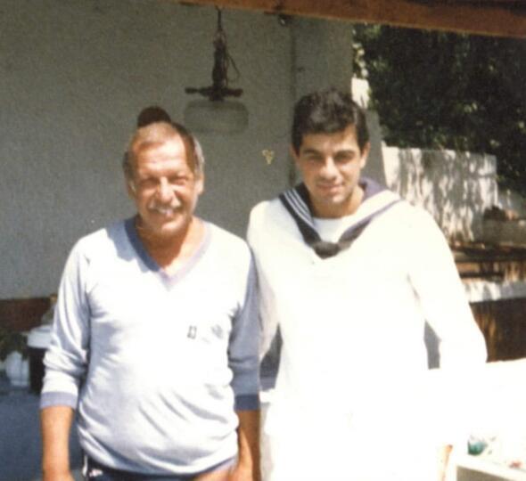 Yeilam? hi yadsmamak lazm. En byk kekelerim babam beni grseydi. Hi deilse benim bir msram onun kulanda kalsayd, sanatsal yaptm bir etkinlik onun aklnda yer tutsayd ve ya benim yaptm sanat onun kalbine deseydi? Sinemde kapanmayan bir yaradr.