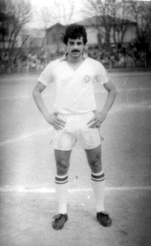 Ben nce kendimi ?futbolla kantlayaym? derdine dtm. O yzden oyunculuk serveni ge balad. Babam da bana brakt ?olum sen git oyuncu ol? deseydi bana emir gibi gelirdi giderdim ama o da yle demedi. Tamamen kendi irademe brakt.