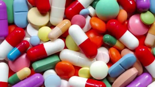 Toplumda yaygn olarak kullanlan antibiyotiklerin sadece bakteriyel enfeksiyonlarn tedavisinde etkili olduunun altn izen Dr. Suat Gnsel Girne niversitesi Hastanesi Enfeksiyon Hastalklar Dr. Emine nal Evren, ?Ne yazk ki gnmzde tketilen antibiyotiklerin en az yarsndan fazlas uygun olmayan enfeksiyonlarda, uygun olmayan dozlarda ve srelerde kullanlmaktadr.