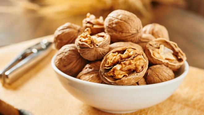 Uzman Diyetisyen Selahattin Dnmez, beyin geliimi iin Omega 3 ya asitlerinden zengin kaynaklarn ocuklarn beslenmesinde mutlaka yer almas gerektiine dikkat ekerken akta satlan cevizdeki aflatoksin riskine kar tketicilere tavsiyelerde bulundu. Dnmez "Satn aldnz rnn taze olduuna emin olun. Tavsiye edilen tketim tarihini bildiiniz, el demeden size ulatna emin olduunuz, hijyenik koullarda paketlenen gvendiiniz rnlere ynelin" dedi.