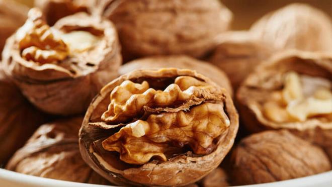 ster attrmalk ister yemek ve tatllarn lezzetini artrmak iin kullanlan cevizi satn alrken tarm ve orman bakanlndan izinli ve resmi kontrollerden geen, kimin rettii ve nerede retildii bilinen, hijyenik koullarda her trl d etkene kar korunan paketli rnlerin tercih edilmesinin gereklilii daha da nem kazanyor."