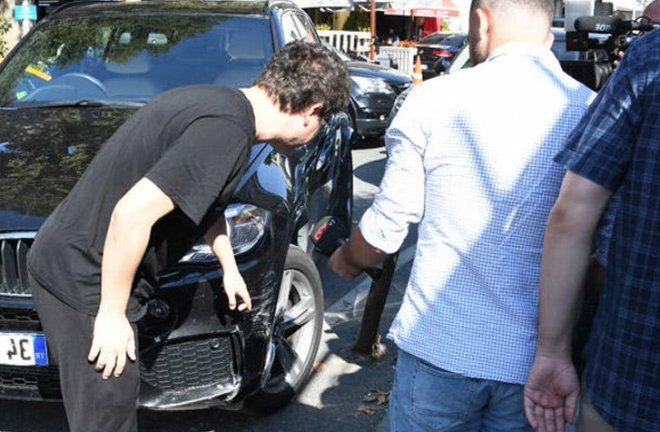 Lks cipini duvara vuran Bykak&#8217;n aracnn son durumunu inceledii sradaki halleri kameralara yansd. Kaza sonras muhabirlere dnen Bykak, &#8221;Eimi bekliyorum, onu beklerken arabay da srttk" ifadelerine yer verdi.