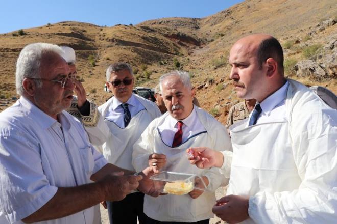 Bununla ilgili zm nerileri ve yaplacaklar konusunda Van Arclar Birlii Bakan Halil Tandoan arclarla Bahesaray ilesinde bir toplant yaparak fikir alveriinde bulunuldu.