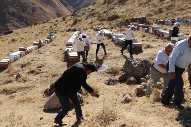 zerinde arc kyafeti bulunmayan le Mfts Mustafa Kaya, dua okuduu srada arlarn saldrs da balad.      Bir anda telea kaplan ve zerinde arc kyafeti bulunan Kaymakam ztabak'n da aralarnda bulunduu protokol yeleri saa sola kat.      Protokol yeleri ve arclar, yaklak 100 metre kadar uzaklat, tren de burada srd.
