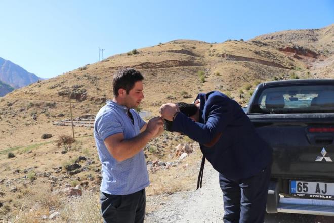 Yaplan duann ardndan katlanlara kovanlardan bal karlarak ikram edildi.      Arcalar Birlii Bakan Halil Tandoan, arlarn saldrlar ile ilgili olarak, "Arlarn hassas olduu dnemler var. Bu da byle bir dnemdir. Bu dnemlerde arlar inanlmaz bir refleks iine girerler. Bu da koruma gdsnden kaynaklanyor. ve arlar bu dnemde kimseyi kovana yaklatrmamaya alr. Byle bir durum yaand. Misafirlerimiz ve ile kaymakammz zor anlar yaad" dedi.