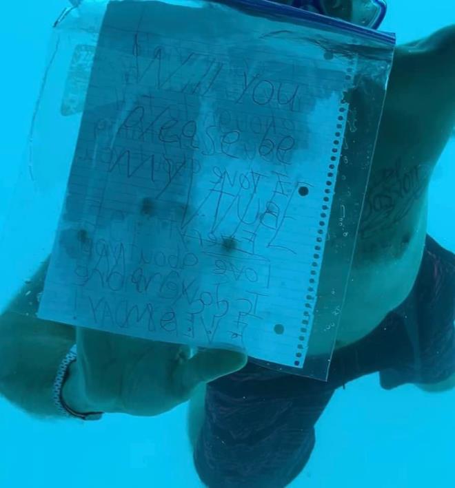 Su altnda kz arkadana evlenme teklif etmek isteyen Steven Weber Jr. plastik bir klfta sevgilisine yazd notu kz arkada Kenesha Antoine?nin grebilecei ekilde suyun iindeki cam pencereye, ?Senin hakkndaki her eyi ne kadar sevdiimi syleyecek kadar nefesimi tutamyorum. Ama seninle ilgili her eyi her gn daha ok seviyorum? yazl notu tuttu.