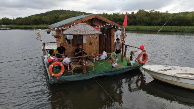 Aksoy eve ilginin youn olduunu, birok iftin evlilik teklifini bu evde yaptn, fotoraflarn ve evredekilerin evi sk sk ziyaret ettiini syledi. Aksoy, ?Arkadalarm geliyor. aymz kahvemizi demleyip hoa vakit geiriyoruz. Denize de alyor bu ev ama ok tercih etmiyorum. Sakin olduu zaman denize girmek iin gidiyorum. Hobim oldu bu benim zevkle oturuyorum. Evde deiiklik yapmak istemiyorum. Bu bana yeter. nsanlarn ilgisinden oturamadm bile.
