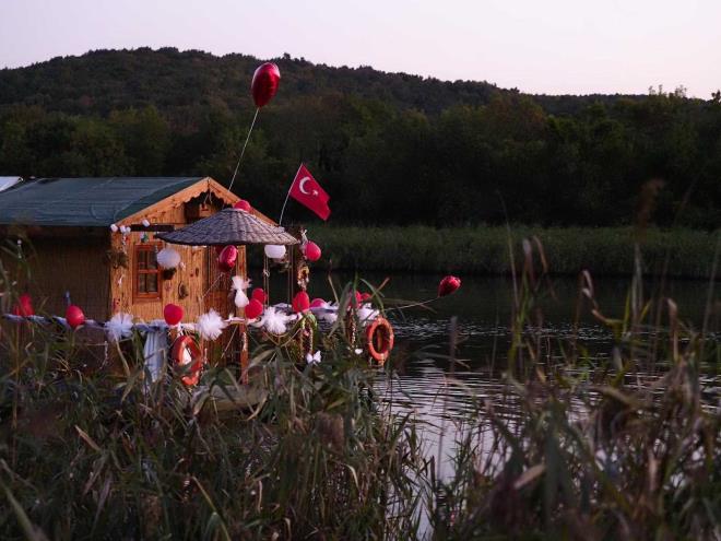 Hamdullah Aksoy bir hafriyat. stanbul'un kalabalndan, trafiinden kamak iin Riva deresi zerine kendi emekleriyle 15 gnde yzen ev yapt. Fotoraflarn, gezginlerin ilgi oda olan bu evde huzuru, mutluluu bulduunu sylyor.