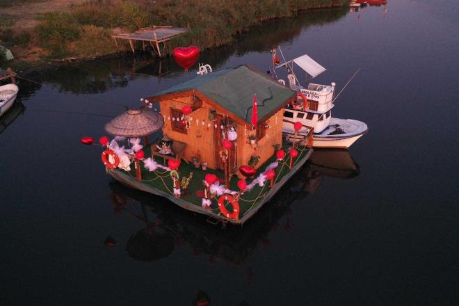 Dnerek yaptm. Altna varil koydum. Varilin suda kaldrma gc 300 kilo. Yaklak 25 tane varil koydum. Alt ton kaldrma gc oluyor. Benim zerine koyduum ahap iki ton. Hesabn yaptm bunun. Sonuta suyun zerindesin, yayorsun. Herhangi bir ey olduunda kt bir sonula karlamamak gerek" diye konutu.