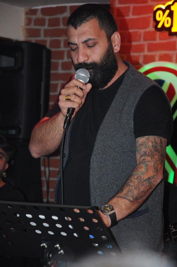 Ahmet Kaya?y oynayan arkc zgr Tzer?in sesi, merhum sanatya ok benziyor.