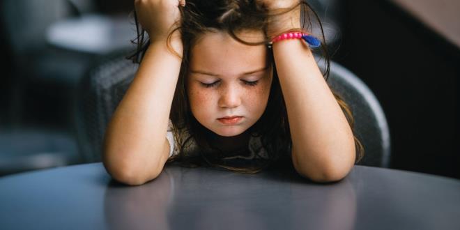 ocuk beyninin sosyal ve duygusal geliim merkezi, gl ve donanml olmak iin programlanmtr. Fakat uzun sre evde vakit geiren ocuklar; evredeki yeni uyaranlardan uzak kald iin yeni renmeler yapamayarak, zorluklarla karlamad iin yeni becerilerden eksik kalarak ve yeni arkadalar edinmedii iin sosyalleemeyerek bu halin adna da can sknts deyip mutsuz hissetmeye balad. Can sknts sanp aslnda fazla nimete boduumuz ve gerek dnya dururken sanal alemde yalnz braktmz ocuklarmzn mutluluu anne babalar olarak bizim atacamz admda gizli. Umarm duygusal, sosyal ve ahlak geliimi olumlu ynde ilerleyen, akademik baars yksek, sanal alemde deil gerek hayatta yer edinen musmutlu ocuklarn yetimesine vesile olan anne babalar oluruz? aklamalarnda bulundu.