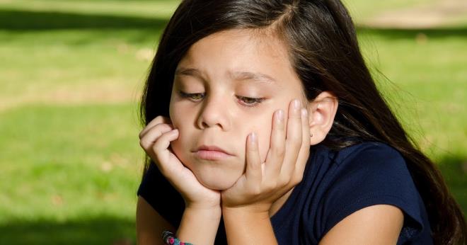 Mutsuzluk kapsndan ierie girenlerin banda, gnmz ocuklarnn bugnk oyuncaklar olan tablet ve telefonlarn olduunu ifade eden Yahi, ?ocuklara her canlarn skldnda ya da her sktmzda, onu dl ya da kurtarc bir nesne grerek ocuklarmzn ellerine tututuruverdik. Verdik ama; onlara bununla beraber, ?Dikkat Eksiklii ve Hiperaktivite Bozukluu, Odaklanma Gl, renme Bozukluklar, Sosyal/Duygusal Geliim Gerilii, ocukluk Depresyonu, Kar Olma-Kar Gelme Bozukluu, fke Problemleri, Akademik Baarnn Dmesi, Beyindeki Nronlarda Yeni Sinaptik Ba Oluumun Yavalamas, Korkular, Fobiler, Obsesyonlar? gibi bir takm problemleri de verdik. Ekran karsnda maruz kaldklar hzl geiler, zel efektler ve grafik patlamalar; gemite pek rastlanmayan ama gnmz ocuklarnda ska rastlanan bu tr nemli problemlere yol at. Mutsuzluk kapsndan ieri aldmz dier bir ey; ocuklar doadan ve evreden koparmamz oldu.