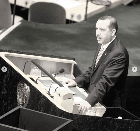 Paylamnda daha nce yapt BM konumalarndan fotoraflara yer veren Cumhurbakan Erdoan, "Son 15 yldan 10 fotorafla BM konumalarmz...Nasl ki yllardr bu krsden tm dnyaya gerekleri ve hakk haykrdysak, bugn de ayn inanla, daha gl bir ekilde haykryoruz: Dnya 5'ten Byktr!" ifadelerini kulland.