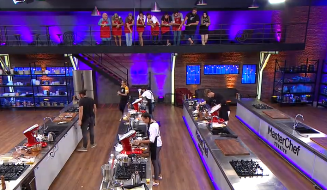 MasterChef'e kimin veda edeceini belirleyecek olan pavlova tatls iin yarmaclar kyasya bir ekilde yart.