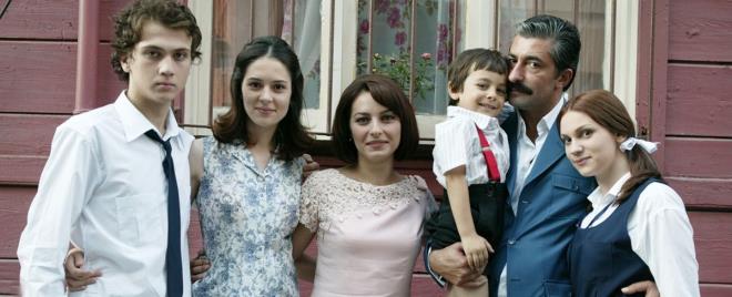 Aras Bulut ynemli?nin ise ilk dizisiydi. O sralar 20 yanda olan ynemli, Mete karakteriyle dikkatleri ekmiti.