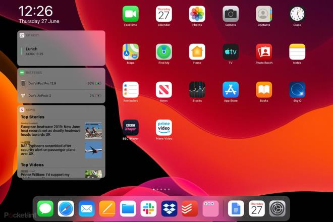 Dosyalar uygulamas, iPadOS ile sunulan iCloud Drive dosya paylam destei sayesinde daha iyi bir hale geliyor. Eriimi olan herkes, paylalan dosyay iCloud Drive?da grebiliyor ve her zaman en yeni srmne eriebiliyor.    Yazl ierikler iin tek parmakla yazma zellii de yeni gncelleme ile birlikte kullanclara sunuluyor. iPad klavyesini pop-up grnme evirmek mmkn.    20 milisaniyelik Apple Pencil tepkime sresi de yeni gncellemeyle birlikte 9 saniyeye kadar dyor. Ayrca kullanclar Apple Pencil? ekrann kesinden kaydrarak web sayfalarnn, belgelerin veya maillerin tamamn iaretleyip gnderebiliyor.    Masast gcnde tarama zelliinin eklendii Safari?de artk MacBook?larda kullanlan tm klavye ksayollarn da kullanmak mmkn.    Siri de artk Dock zerinden aktif hale getirilebiliyor. Dock demiken, buradaki tasarmn da deitiini belirtelim. Artk oklu grev ekranndaki herhangi bir ierii Dock?a sabitlemek mmkn. Daha nceki srmde yalnzca uygulamalarn sabitlenebildii Dock?a isterseniz Haritalar iindeki bir konumu bile sabitleyebilirsiniz.