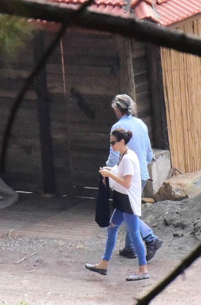 Namal, alveri dn eve girerken Oral ise yeni aldklar yedi dnmlk araziye denen kanalizasyon ve su tesisatn inceledi.