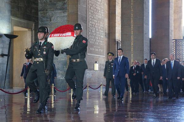 Ba�kent Ankara'daki t�renler, Gen�lik ve Spor Bakan� Suat K�l��'�n An�tkabir'i ziyaretiyle ba�lad�. Bakan K�l��, �zel deftere, "G��l� yar�nlar�m�z�n teminat� olan gen�lerimiz, sizden ve �anl� tarihinden ald��� g��le, gelece�e emin ad�mlarla y�r�yecek, tek vatan, tek devlet, tek bayrak ve tek millet olma d�sturundan asla vazge�meyecektir." diye yazd�.