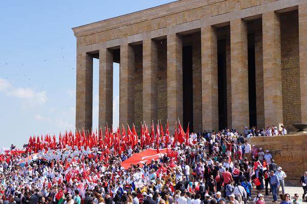 Aslanl� yolda y�r�yen Bakan K�l�� ve beraberindeki heyet, daha sonra An�tkabir mozolesine �elenk koydu. Bir dakikal�k sayg� duru�u ve �stiklal Mar�� ard�ndan vatanda�lar, T�rk bayraklar� ile Atat�rk'�n kabrini ziyaret etti.