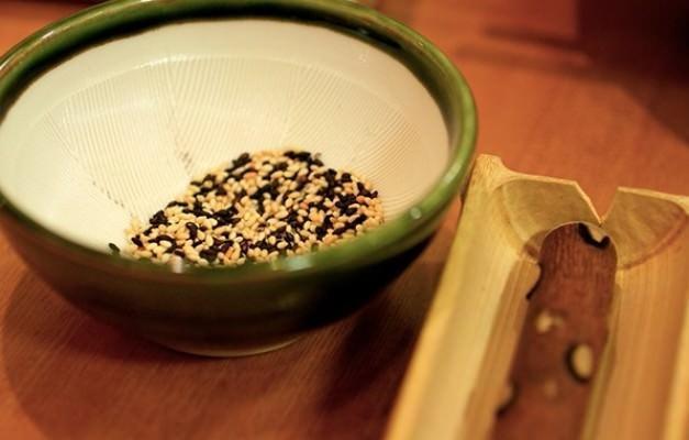 Vcut sal asndan olduka etkili bir besin olan rek otundan elde edlen ya,  ?astm, sedef hastal, ksrk, baklk sistemi, artrit, akne, alerji, egzama, diyabet, grip, souk algnl, yksek tansiyon, kellik, gastrointestinal ve obezite" gibi pek ok hastala yakalanm kiiler tarafndan alternatif olarak kullanlmaktadr.