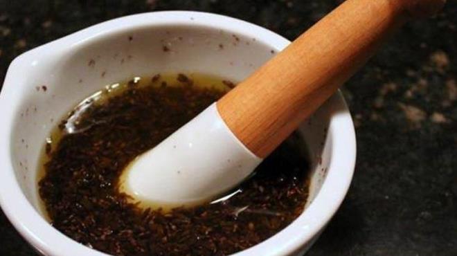 Karm hazrladktan sonra masaj yaparak cildinize uygulayn. 1 saat kadar beklettikten sonra lk suyla temizleyebilirsiniz. rek otu ya bu sayede gzeneklerin aklmasna yardmc olarak, siyah noktalarn azalmasna destek olacaktr.