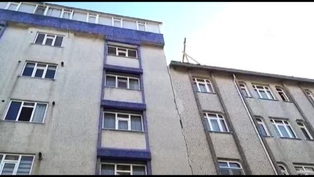 Oturduum bina riskli kt ne yapacam?  <br>  Belediyenin yapt almalar sonrasnda oturduunuz bina 'riskli bina' olarak belirlendiyse 15 gn ierisinde bu duruma itiraz etme hakknz bulunuyor. Yaplan incelemeler sonrasnda bina riskli deilse koyulan erh kaldrlyor. te yandan binann glendirilmesi mmknse 60 gn ierisinde hak sahiplerine bu durum tebli ediliyor. Eer bina iin kesin ykm karar ktysa Bakanlk harekete geerek ykm ilemini tamamlyor.