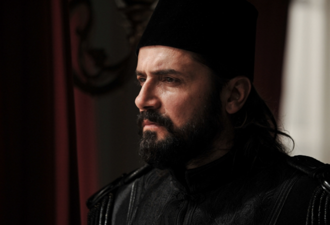 Son blmyle izleyenlerine gerilim dolu dakikalar yaatan Payitaht Abdulhamid, 27 Eyll Cuma gn yaynlanacak 90. blmyle izleyicilere srpriz yapmaya hazrlanyor. Dizinin yeni transferinin, yarn ilk kez ortaya kmas bekleniyor.