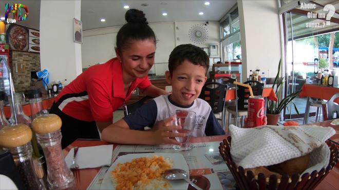 "Gece yemek yedirmeyin"<br>  Dr. Patr Mnevverolu, di salnn genel salk iin de olduka nemli olduuna deinerek ailelere u bilgileri verdi: "eker oran yksek gda tketiminin en aza indirilmesi gerekiyor. Her beslenme sonrasnda diler fralanmal, mmkn olmad durumlarda ise az su ile alkalanmal. 7 yana kadar ocuun az ve di fralama grevi ebeveynlere aittir. Diler gnde en az 2 kez ve ikier dakikadan az olmamak kaydyla fralanmal. ocuklarda dilere zarar veren en byk alkanlk, gece beslenmesidir. Uykuda tkrk salnmnn azalmas, bakterilerin rettii asit karsnda minenin zlmesini kolaylatryor ve sonuta rk meydana geliyor. Erken ocukluk a rkleri olarak adlandrlan bu rkler; bebeklerin st kesici dilerinde balyor ve hzla ilerliyor. Bunu engellemek iin; bir yandan itibaren uykuda beslenmesine izin verilmemesi, bebein dilerinin dzenli olarak her beslenmeden sonra slak bir tlbent veya di frasyla temizlenmesi, su iirilmesine zen gsterilmesi gerekiyor".