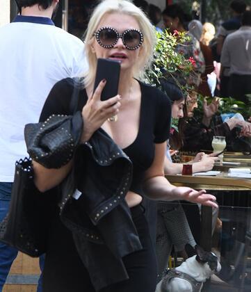 Korkuya ve panie neden olan depreme darda yakalanan isimlerden biri de eski manken Sekin Piriler'di.